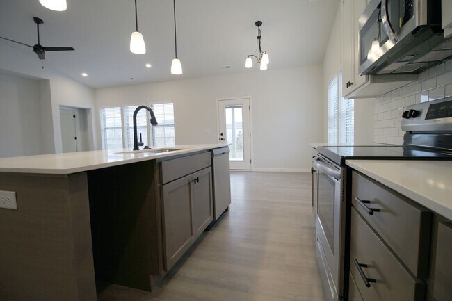 Building Photo - 2206 Rocky Ln