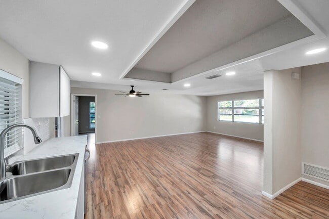 Building Photo - Modern, Move-In-Ready 3/2 Home with Spacious Yard & Garage |