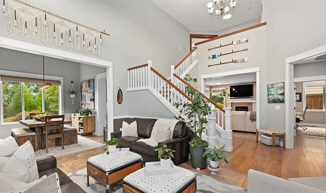 Building Photo - 6 month rental available!