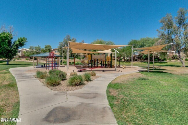 Building Photo - 906 E Pasture Canyon Dr