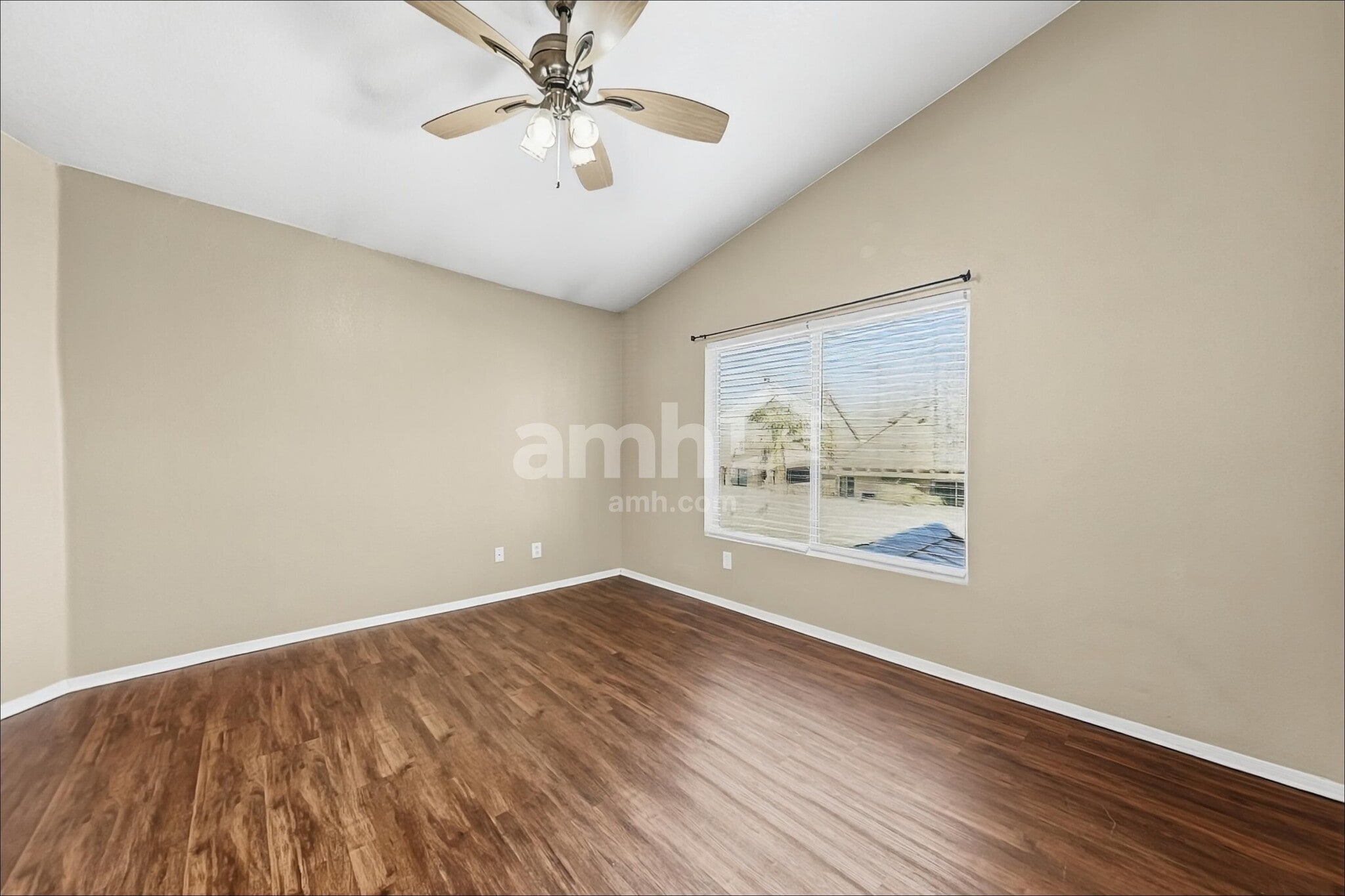 Building Photo - 907 N Albert Dr