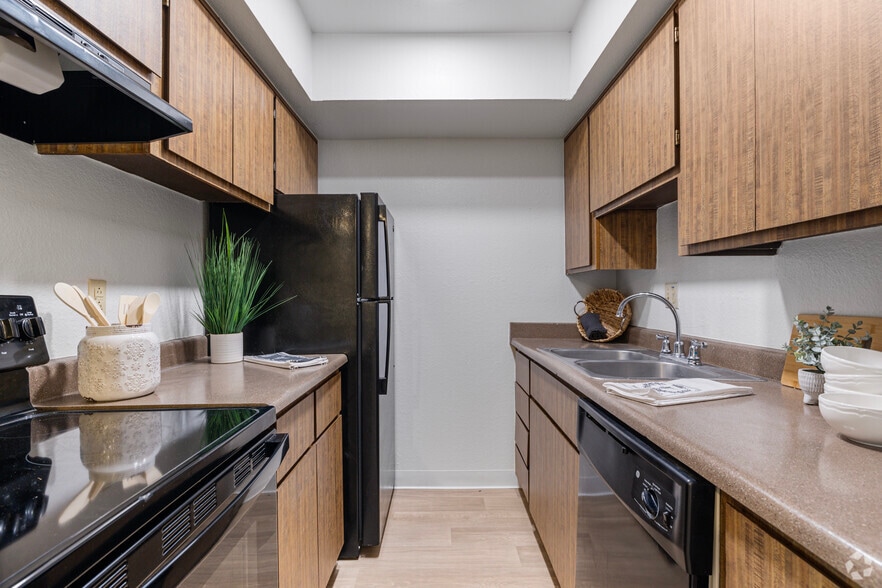 1BR, 1BA - 625SF - Kitchen - Orange Tree Villa Apartments