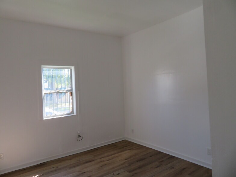 Building Photo - 154 E Colden Ave