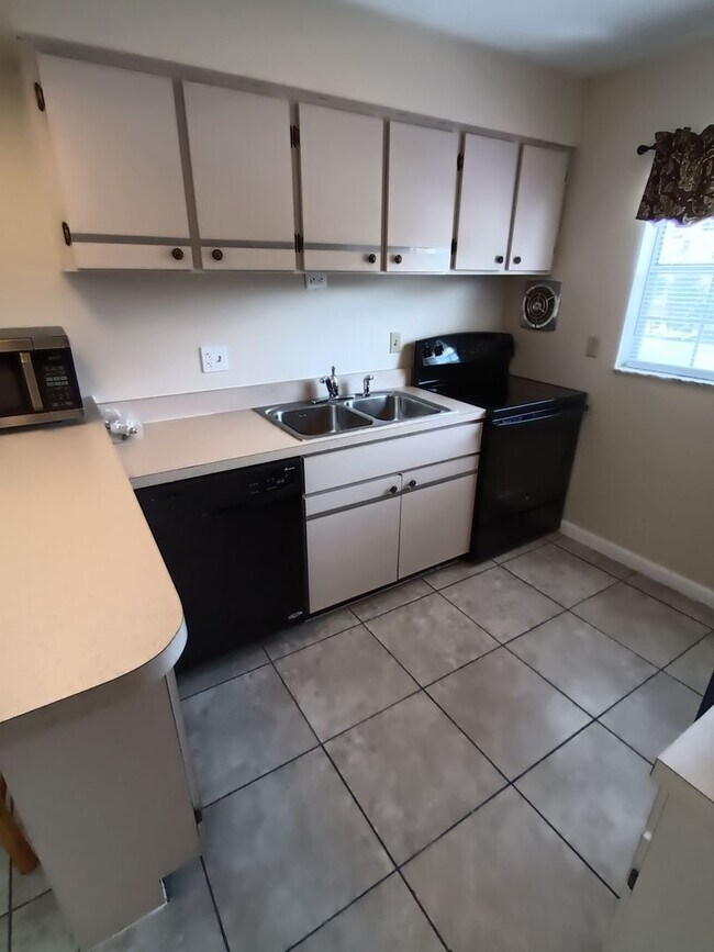 Building Photo - 1 Bedroom Condo with Community Pool and La...