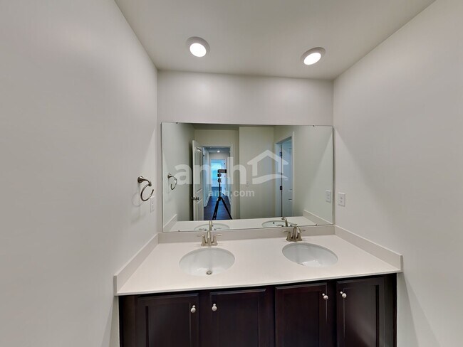 Building Photo - 602 Rivermist Dr