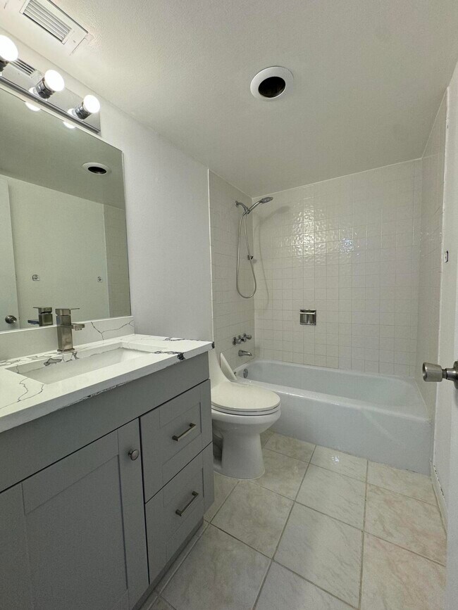 Building Photo - 801 W Oakland Park Blvd