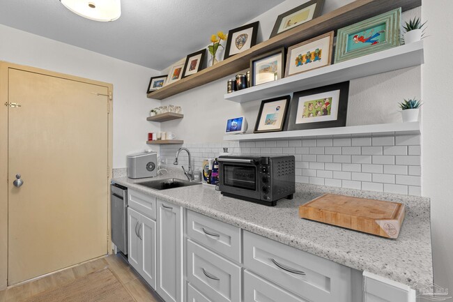 Building Photo - 825 Bayshore Dr