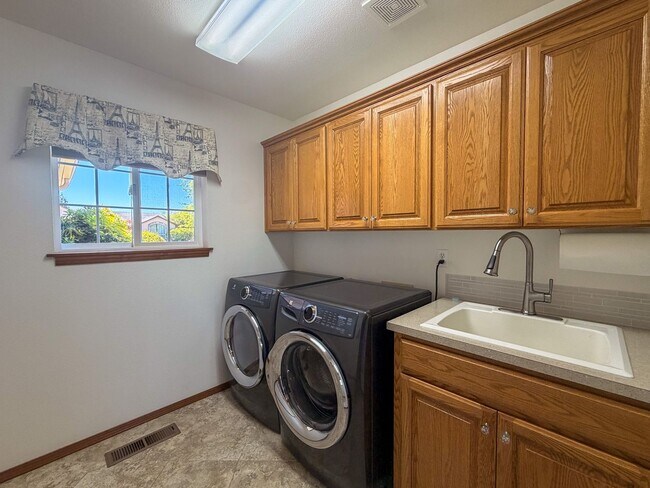 Building Photo - 364 SE Davis Ct