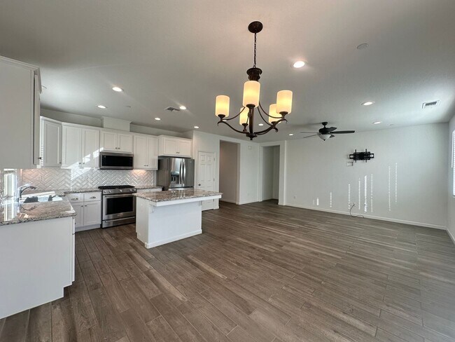 Building Photo - NW Visalia home coming soon!
