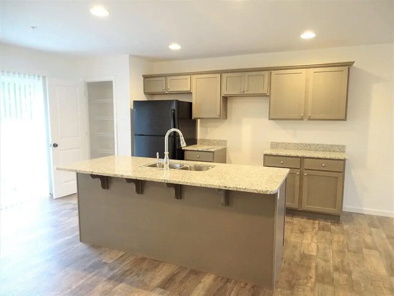 Building Photo - 434 Masonic Dr