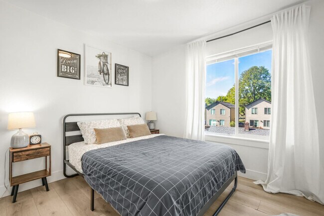 Building Photo - 3309 NE 42nd Pl