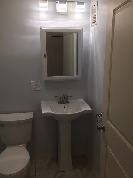 Building Photo - 881 Main St