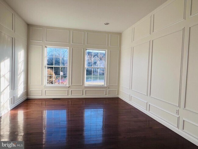 Building Photo - 102 Sweethollow Dr