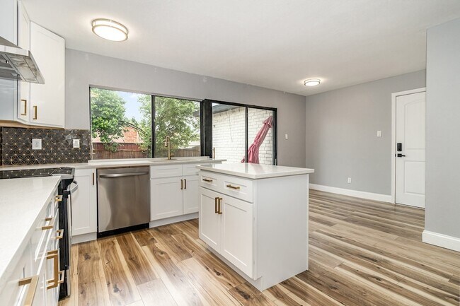 Building Photo - 4716 Roberts Dr