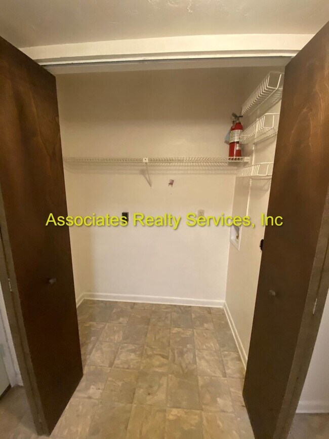 Building Photo - Cute Foxmoor 2/1.5 Townhome