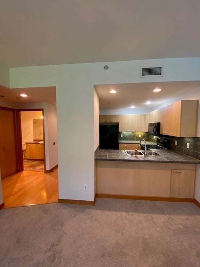 Building Photo - Charming 1 bdrm 1 bath Condo in Downtown Vancouver