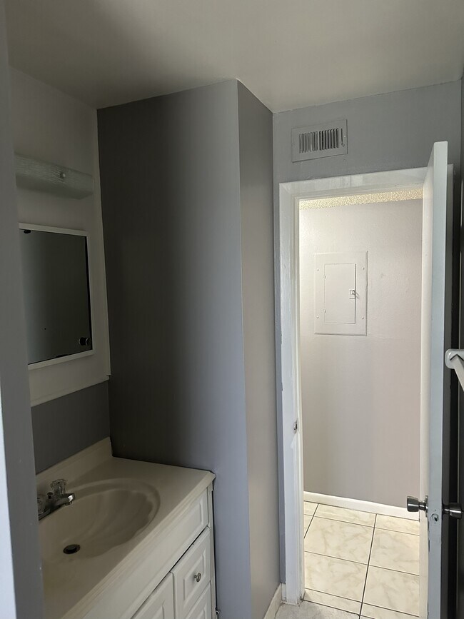 Building Photo - 4020 Pinckney Dr