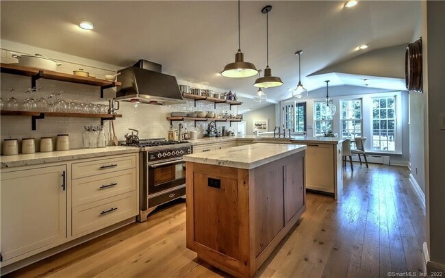 Building Photo - 96 Kings Hwy N