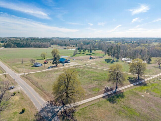 Building Photo - 3 Bedroom/2 Bathroom Equine Farm Home