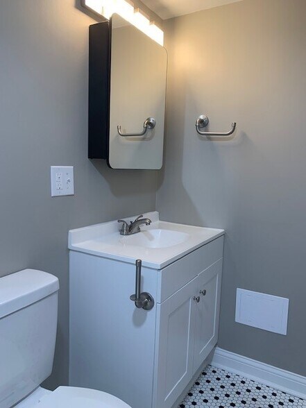 Building Photo - 819 W 43rd St