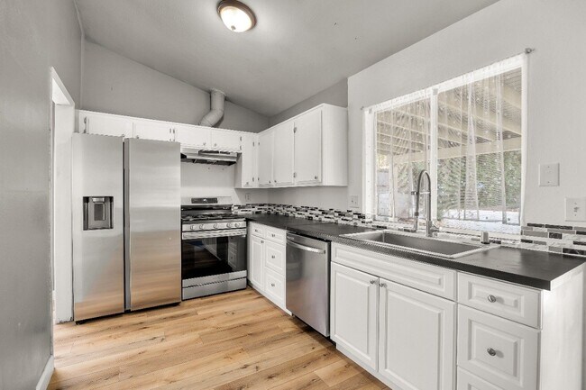 Building Photo - 2863 Roseann Ave