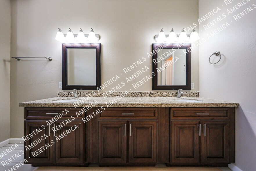 Building Photo - 1406 W Main St