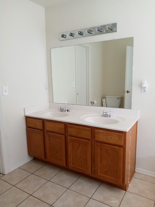 Building Photo - Enchanted Hills