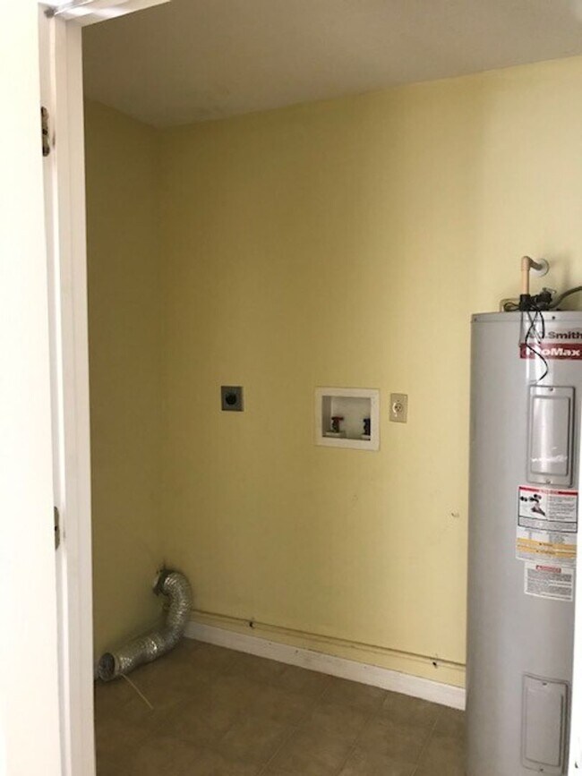 Building Photo - 3 bed 2 bath home