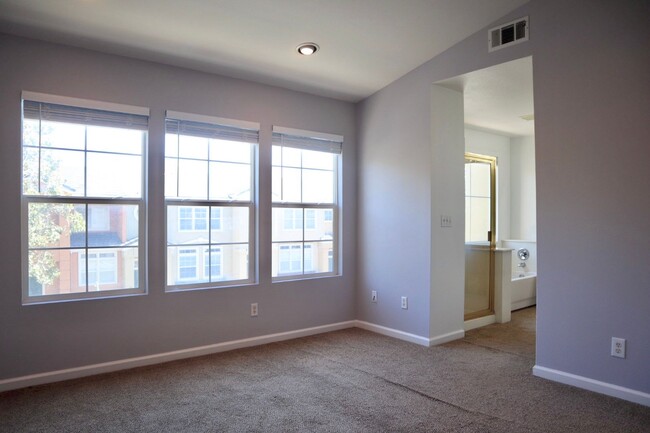 Building Photo - Spacious 3-bedroom townhome in the Liberty...