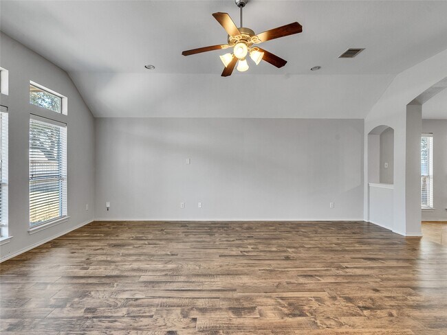 Building Photo - 5643 Walnut Glen Ln