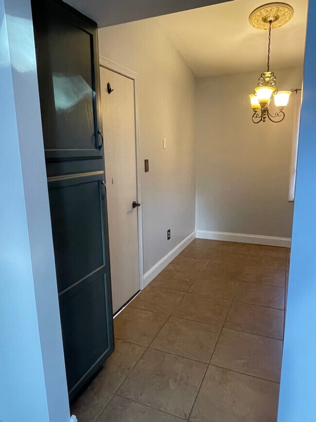 Building Photo - 3808 Raintree Dr