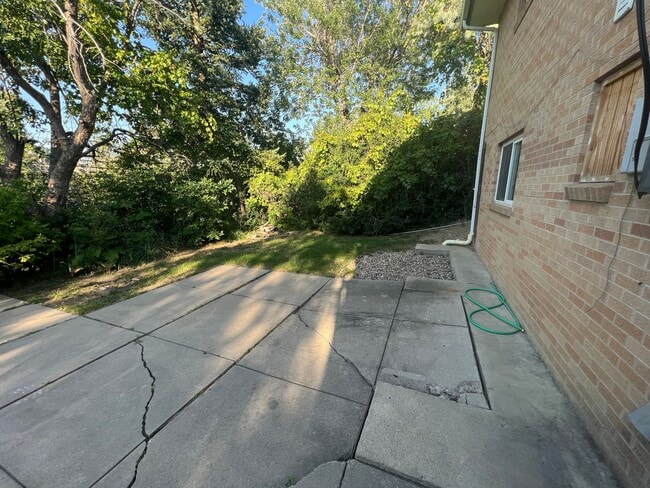Building Photo - Spacious 5 Bedroom House East of Campus