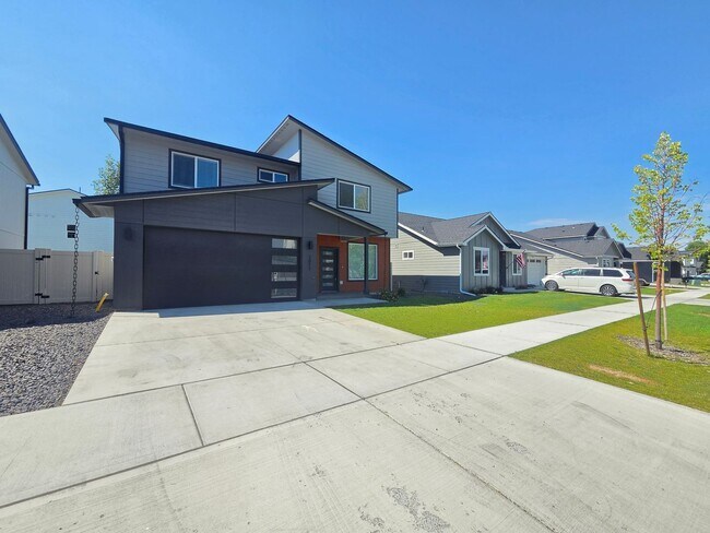 Building Photo - $2,500 - 4 Bed / 2.5 Stunning Home in Five Mile Prairie Neighborhood