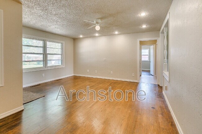 Building Photo - 724 General Senter Dr