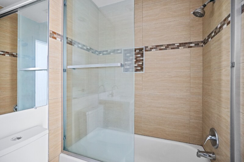 Building Photo - 850 N Van Ness Ave