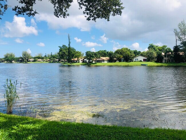 Building Photo - 3690 Inverrary Dr