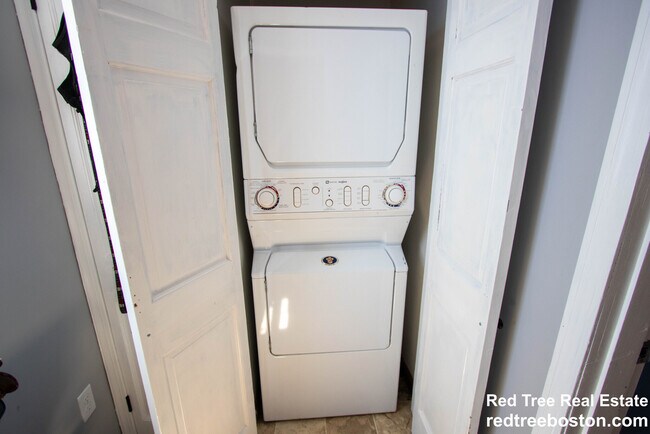 Building Photo - 62 Thorndike St