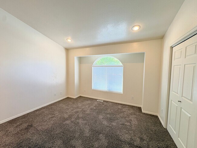 Building Photo - 334 W Mountain View Dr