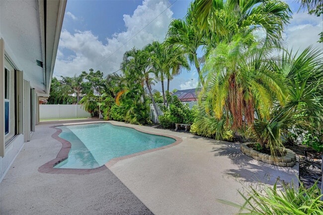 Building Photo - 7743 W Country Club Blvd