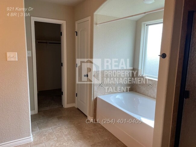 Building Photo - 921 Karey Dr