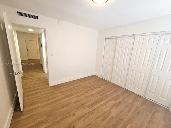 Building Photo - 10822 N Kendall Dr