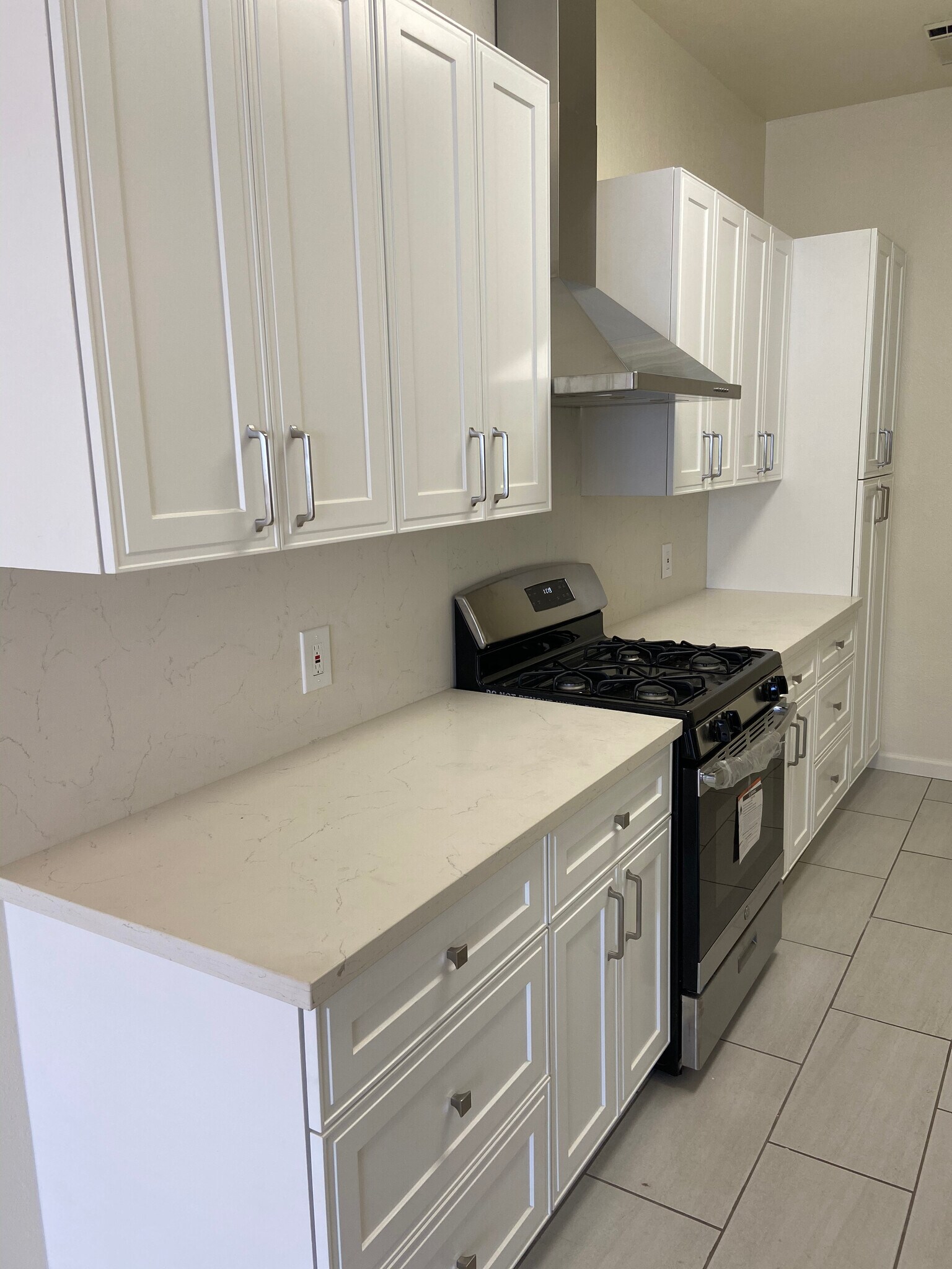 Brand new chef's kitchen with stainless steel appliances and ample cabinet space - 4179 Shafter Ave