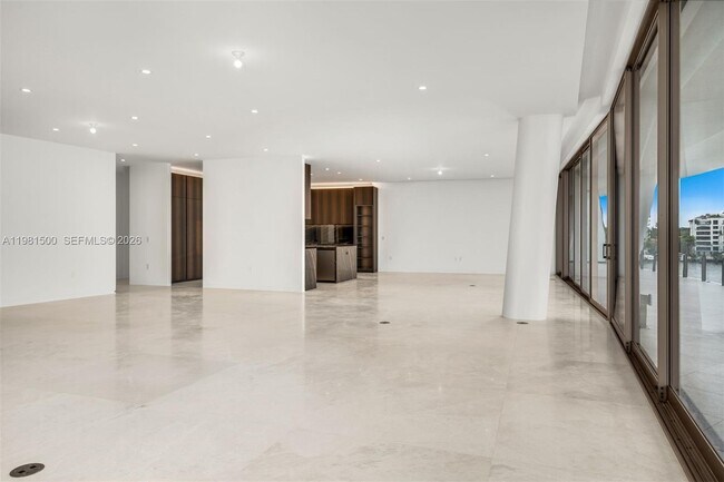 Building Photo - 5 Grove Isle Dr