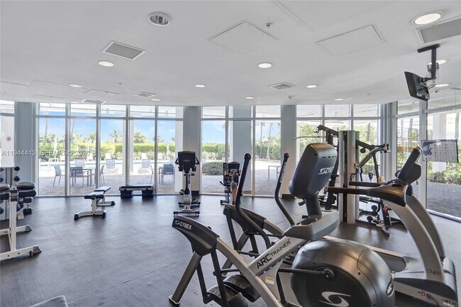 Building Photo - 6515 Collins Ave