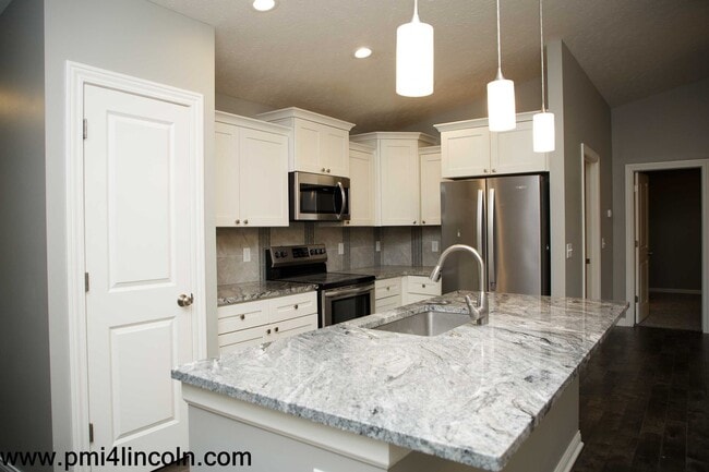 Building Photo - 9800 S 72 St – 5 beds/3 baths/ 3-stall