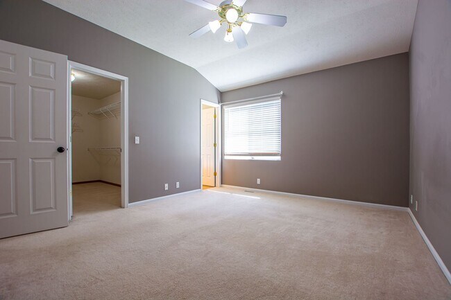 Building Photo - 3 Bedroom / 2 Bath Tri-Level Home Located ...