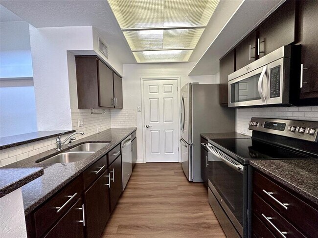 Building Photo - 4711 Spicewood Springs Rd