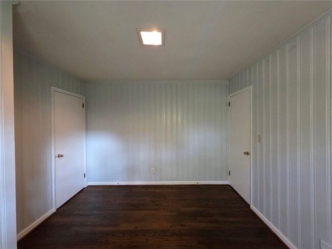 Building Photo - 652 Forest Ridge Dr SE