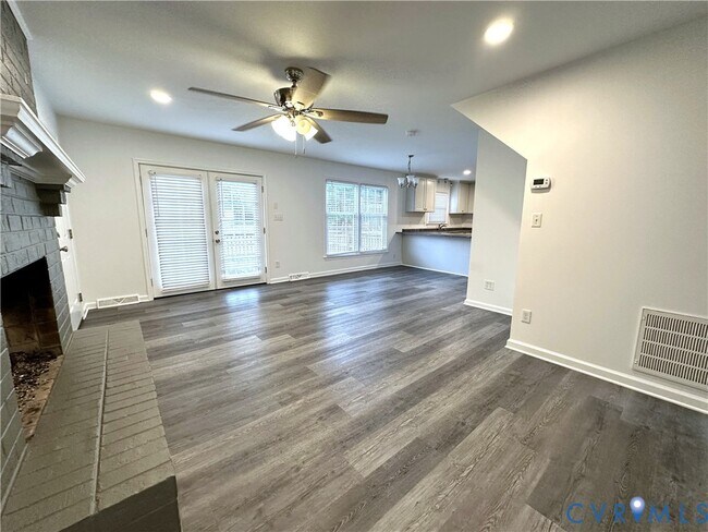 Building Photo - 111 Lakeside Dr