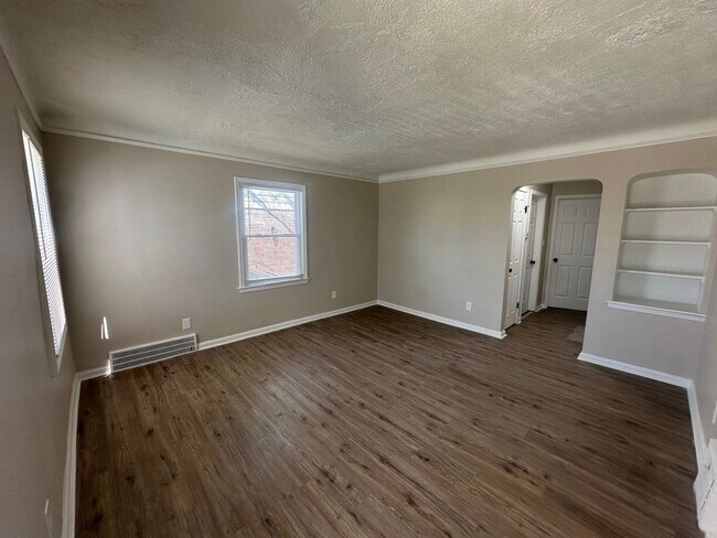 Building Photo - Freshly Renovated 3-Bedroom Home – Quality...